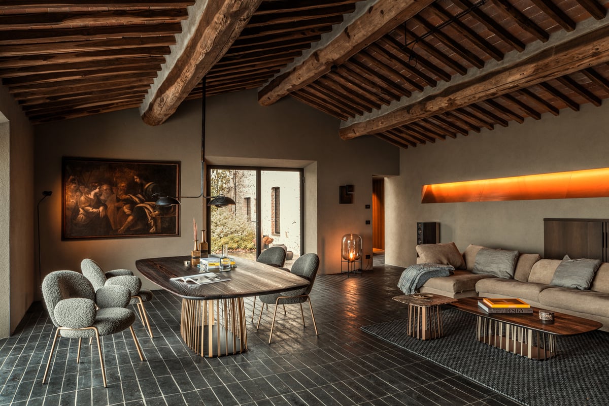 janua_bc07_basket_tisch_bootsform_indoor_gekoehlt_holz_laerche_ton_braun_stahl_messing_lasur_e_03