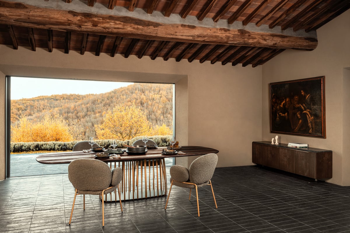janua_bc07_basket_tisch_bootsform_indoor_gekoehlt_holz_laerche_ton_braun_stahl_messing_lasur_e_05