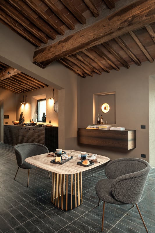 janua_bc07_basket_tisch_quadratisch_indoor_stein_travertin_striato_aluminium_messing_eloxiert_e_03