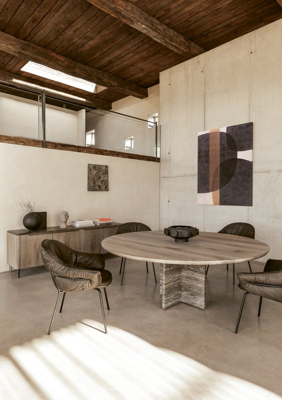 janua_bc17_t-rox_tisch_rund_indoor_raucheiche_holz_eiche_geraeuchert_weiss_roheffekt_steintravertin_titanium_e_01
