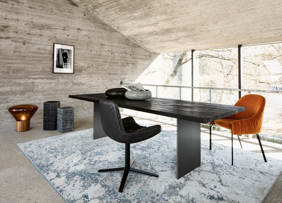 janua_sc41_tisch_indoor_gekoehlt_holz_eiche_ton_schwarz_aluminium_schwarz_eloxiert_e_01