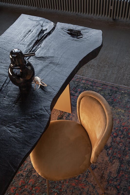 janua_sk01_monolith_tisch_indoor_gekoehlt_holz_eiche_ton_schwarz_aluminium_messing_eloxiert_e_03