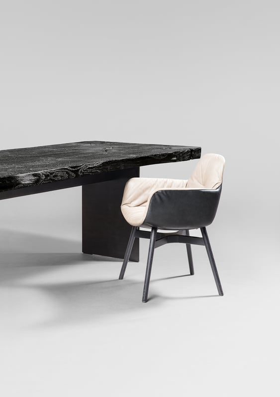 janua_sk01_monolith_tisch_indoor_gekoehlt_holz_eiche_ton_schwarz_stahl_tiefschwarz_e_01