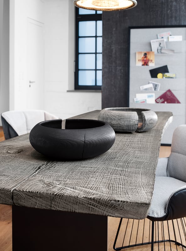 janua_sk01_monolith_tisch_indoor_gekoehlt_holz_eiche_ton_silber_stahl_tiefschwarz_e_03