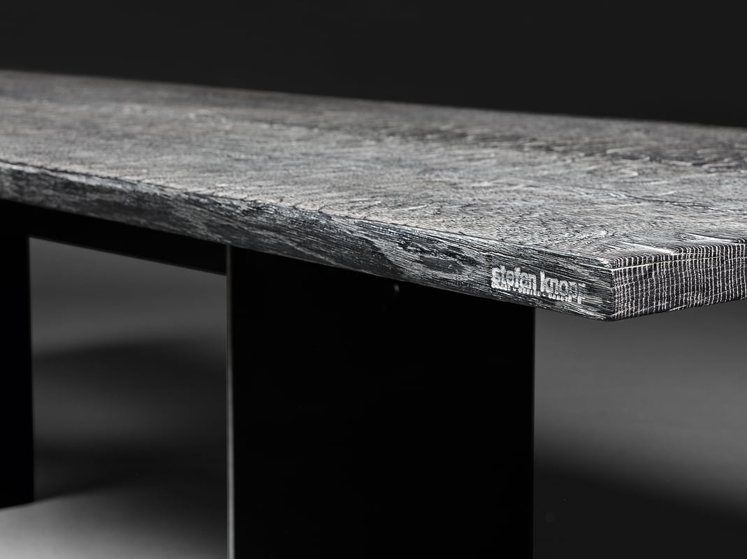 janua_sk08_butterfly_tisch_indoor_gekoehlt_holz_eiche_ton_silber_stahl_tiefschwarz_e_01
