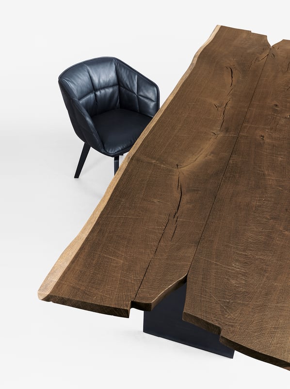 janua_sk08_butterfly_tisch_indoor_geraeuchert_holz_eiche_natur_stahl_tiefschwarz_e_01